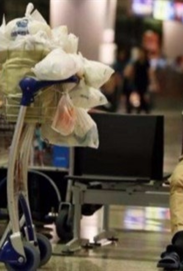 المرأة في المطار تعيش حياة أفضل من ذي قبل