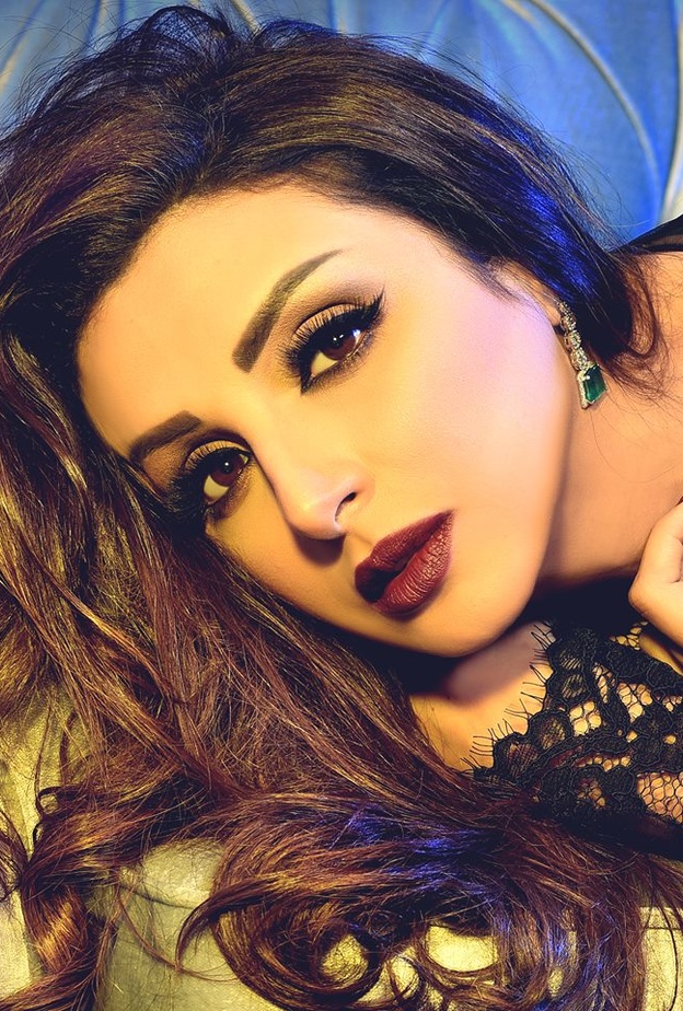 انغام مع ابنها في رحلة علاجه