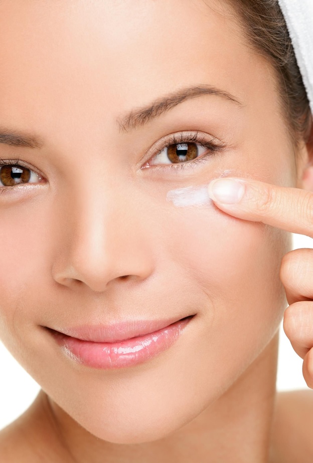 اهتمي ببشرتك خصوصا في المنطقة المحيطة بالعين 