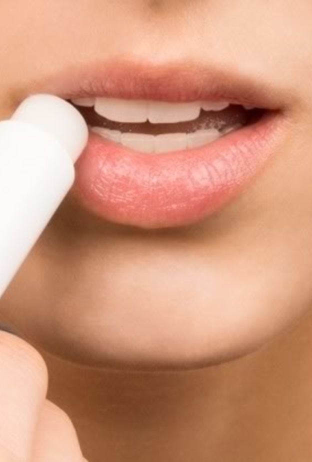 اهتمي بترطيب شفاهك طوال اليوم