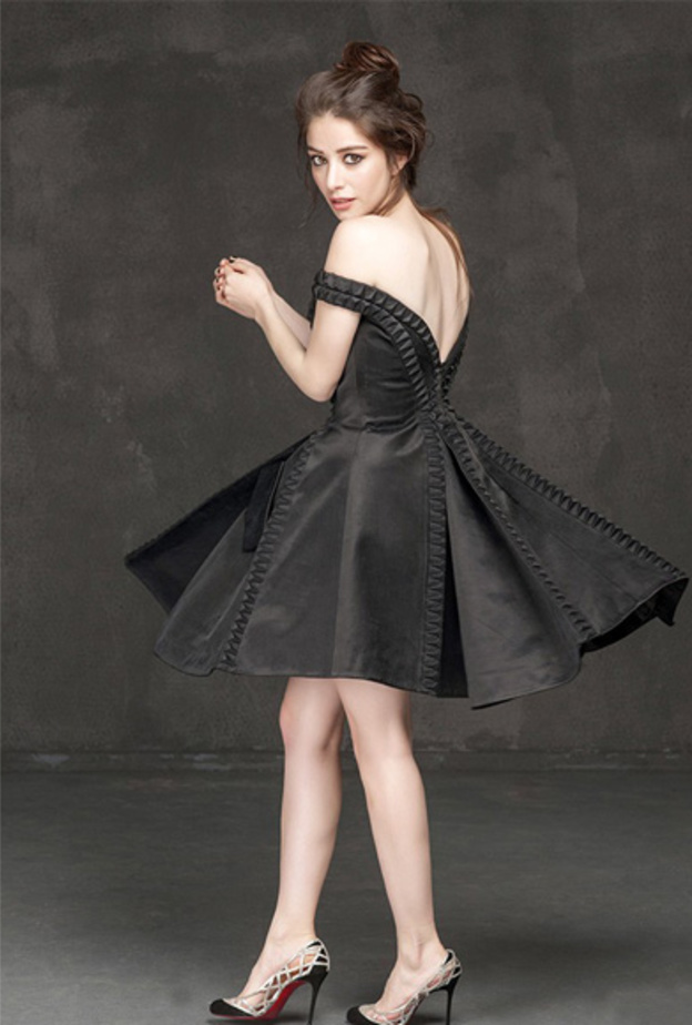 فهرية افجان بفستان انيق باللون الاسود