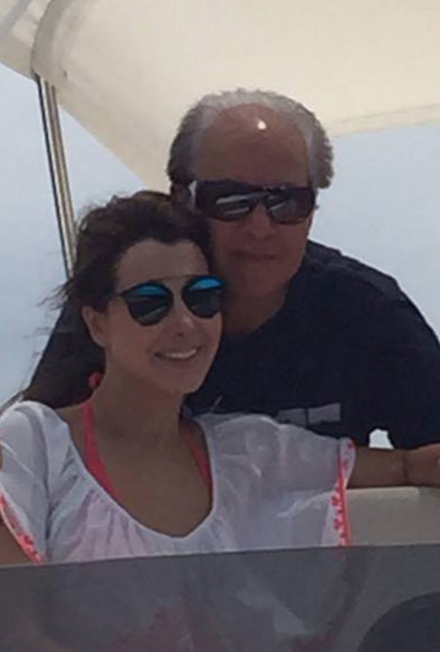 ميلا خلال اجازتها مع والدها