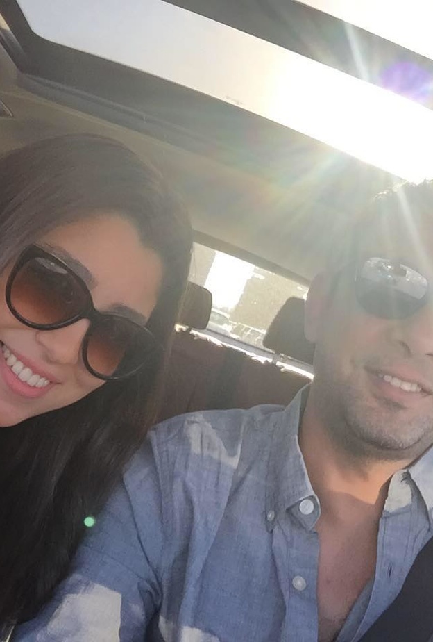 زوج ايتن عامر التقط صورة سيلفي تظهر فيها ابنتهما