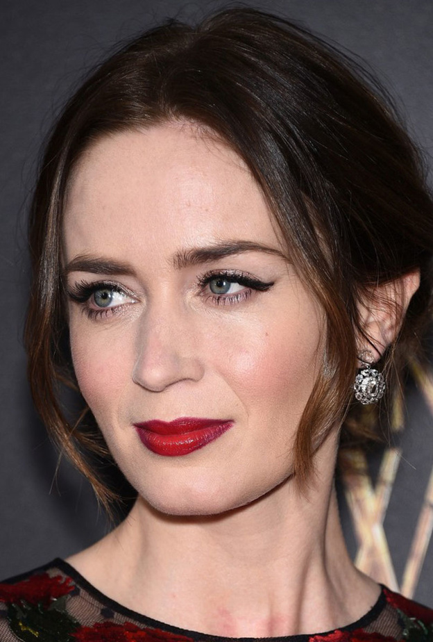 ايملي بلانت ترتدي أقراط رقيقة