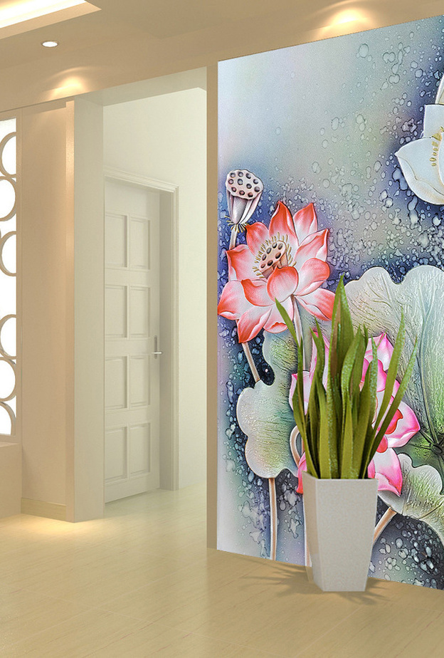 باب خشبي عريض أضيفت عليه لوحة من ورق الجدران 