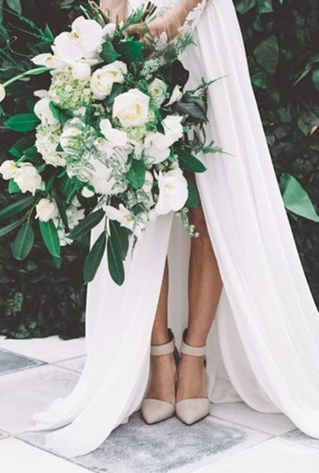 باقات الورد البيضاء هي من الأكثر شيوعاً مع فساتين الزفاف