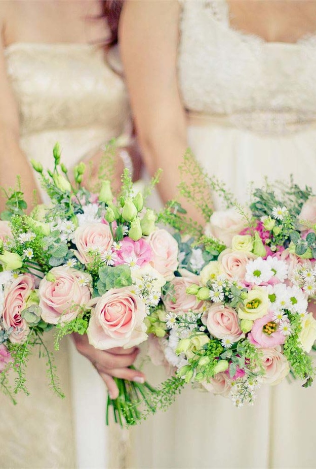 كوني مبتكرة في ما يخص زينة الزهور في حفلك الخارجي