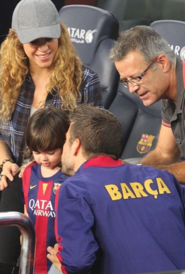 بالصور: شاكيرا وميلان يشجعان بيكيه