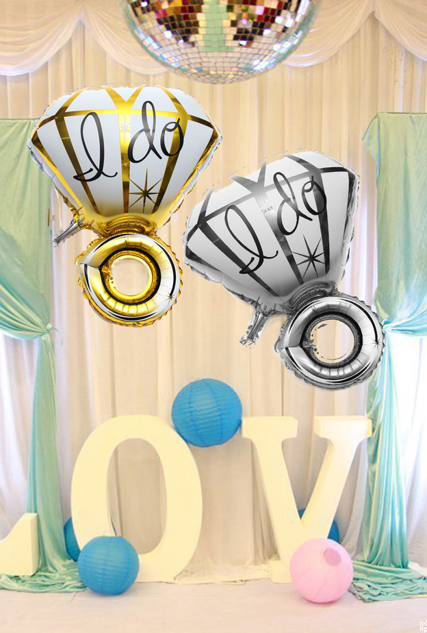 بالونات تزين المنزل لحفلة الخطوبة