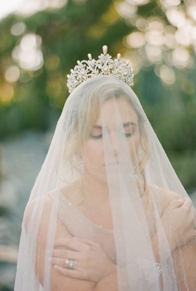 بامكانك أن تتزيني بالتاج وترتديه فوق الطرحة لاطلالة دراماتيكية مميزة