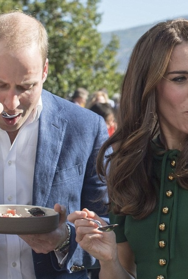 بدأ الامير وليام متحمسا لتجربة الاطعمة بينما بدت كيت ميدلتون مترددة