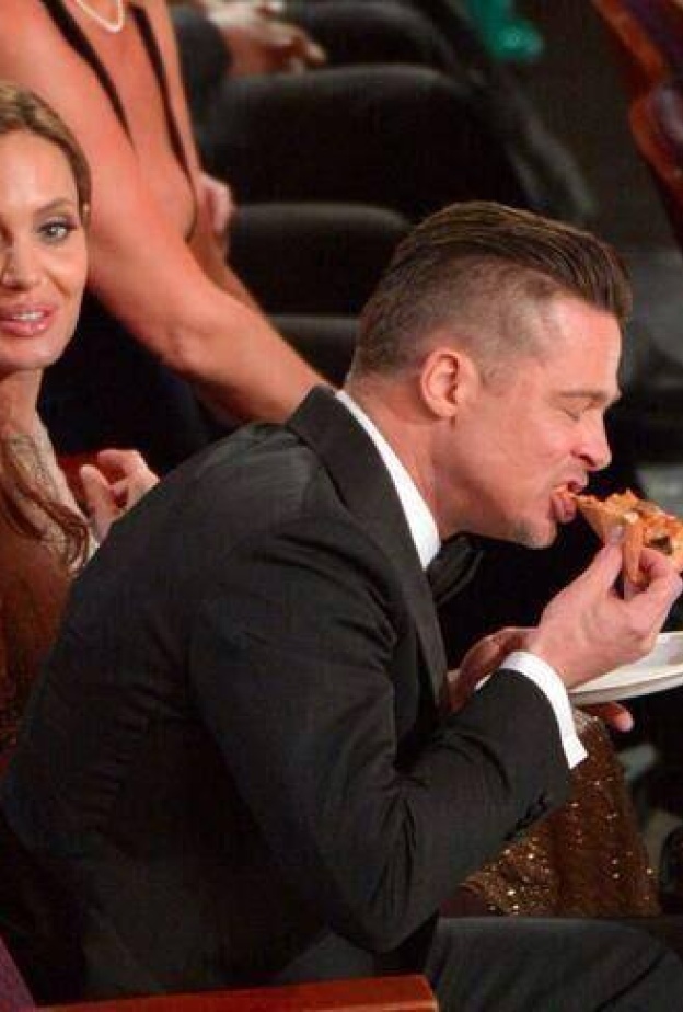 براد بيت والبيتزا عشق لا ينتهي.