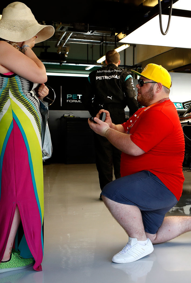 بريطاني يطلب  يد حبيبيته في فورمولا ابو ظبي