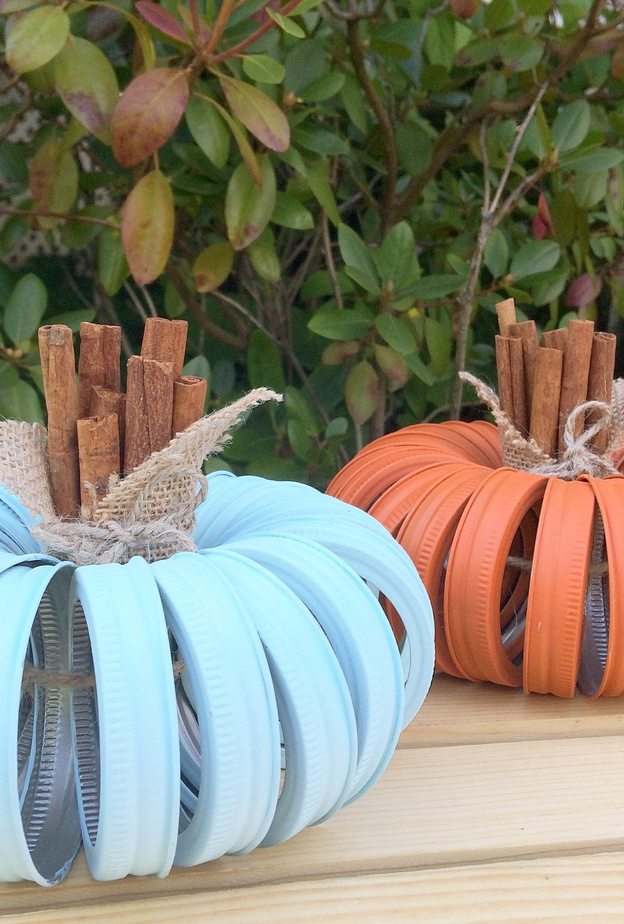 بطريقة ال DIY قطع للديكور تشبه فاكهة اليقطين التي يتميز بها فصل الخريف نستطيع وضعها على الشرفة 