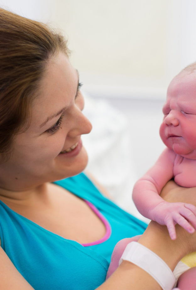 بعد الولادة من الأفضل تأخير قطع الحبل السري 