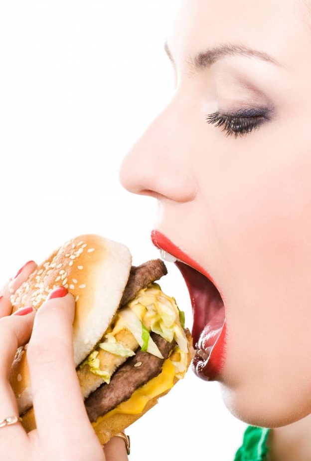 بعض المشروبات تساعدك على حرق الدهون بعد تناول وجبة دسمة