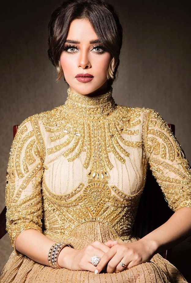 بلقيس فتحي بدت مختلفة بالمكياج