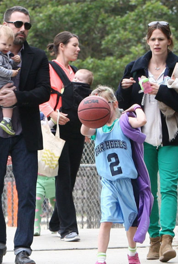 دائما يقضون اوقات فراغهم مع الاولاد