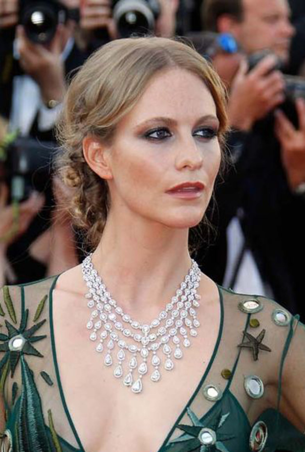 بوبي ديليفين ترتدي قلادة من شوبارد