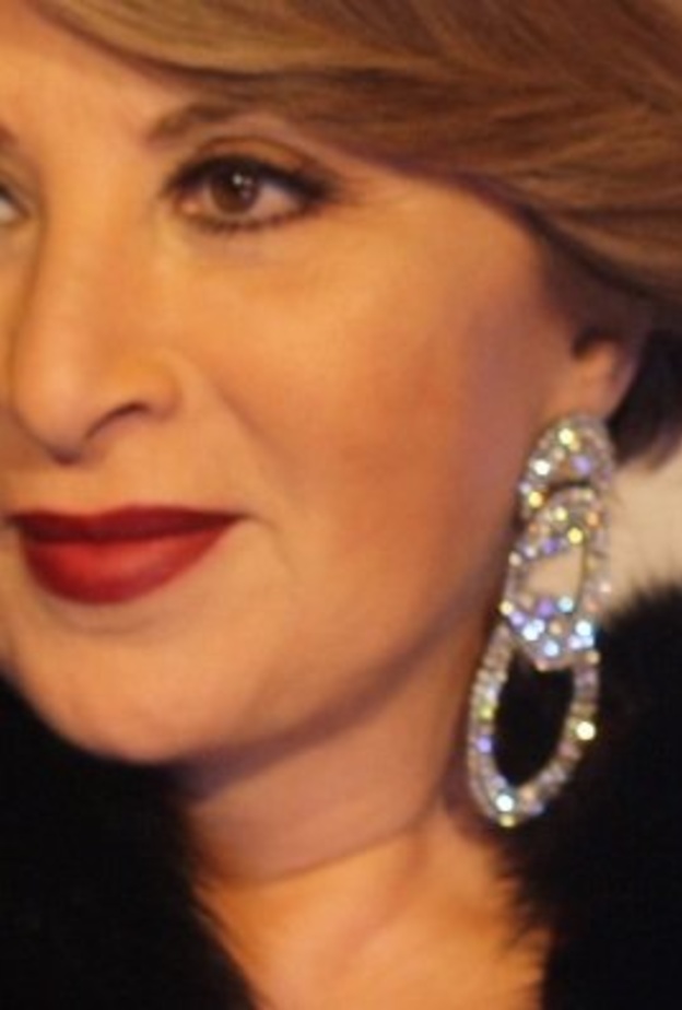 تتسلم درع تكريم نور الشريف من مهرجان المسرح المصري في سبتمر من العام الماضي