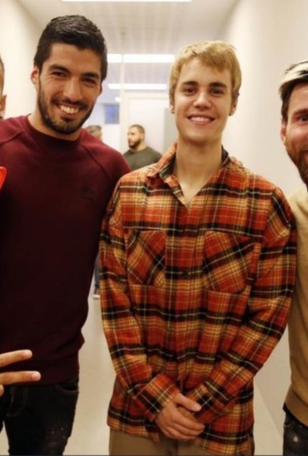 بيبر مع ثلاثي برشلونة المرعب