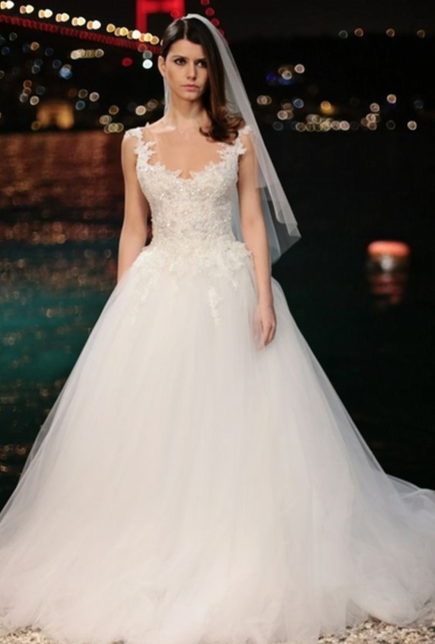 سينام كوبال في اسرار البنات بفستان الزفاف