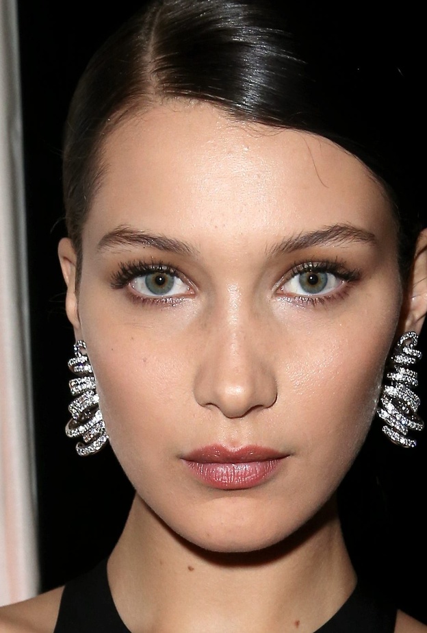 بيلا حديد جذابة بأقراط الماس من دي غريسوغونو