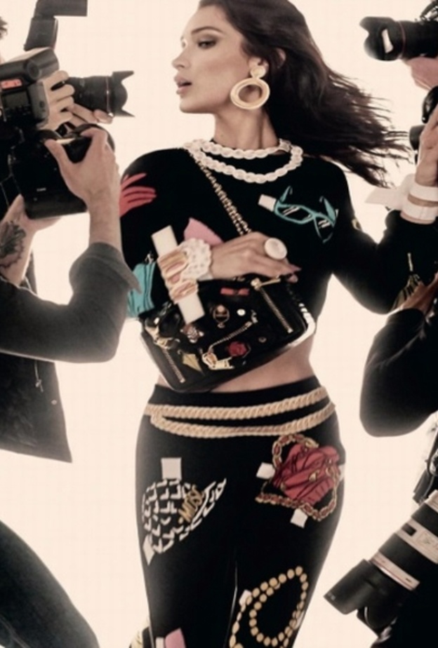 بيلا حديدBella Hadid  مشرقة بموضة التوبات القصيرة