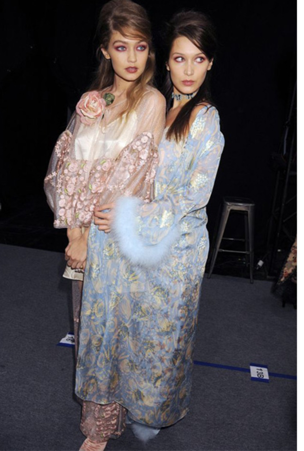 بيلا حديد Bella Hadid وجيجي حديدGigi Hadid  على منصة ازياء آنا سوي ANNA SUI