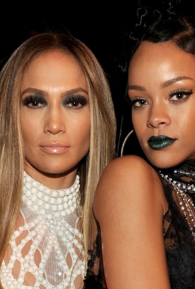 بين ريهانا وجنيفر لوبيز جمال مميز وعصري