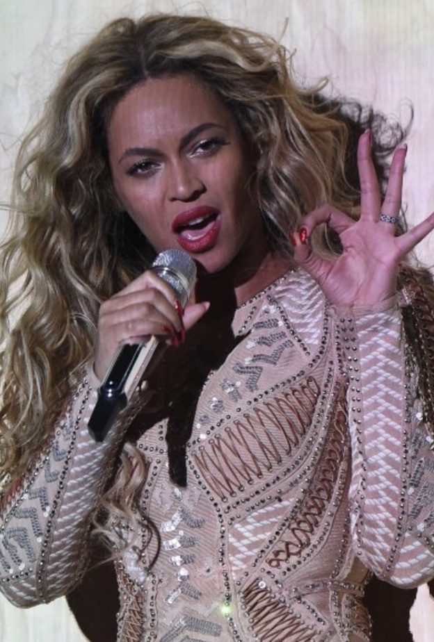 تطلب من جمهور ان يغني معها