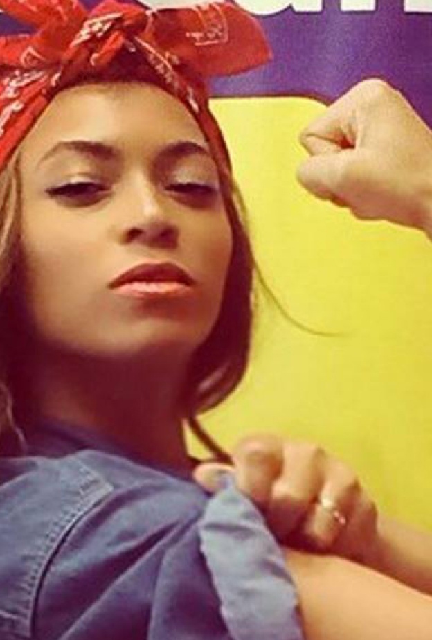 الفستان المصنوع بالكامل من الورق والذي صنع خصيصا إحياء لذكرى المصمم العالمي أوسكار دي لارينتا