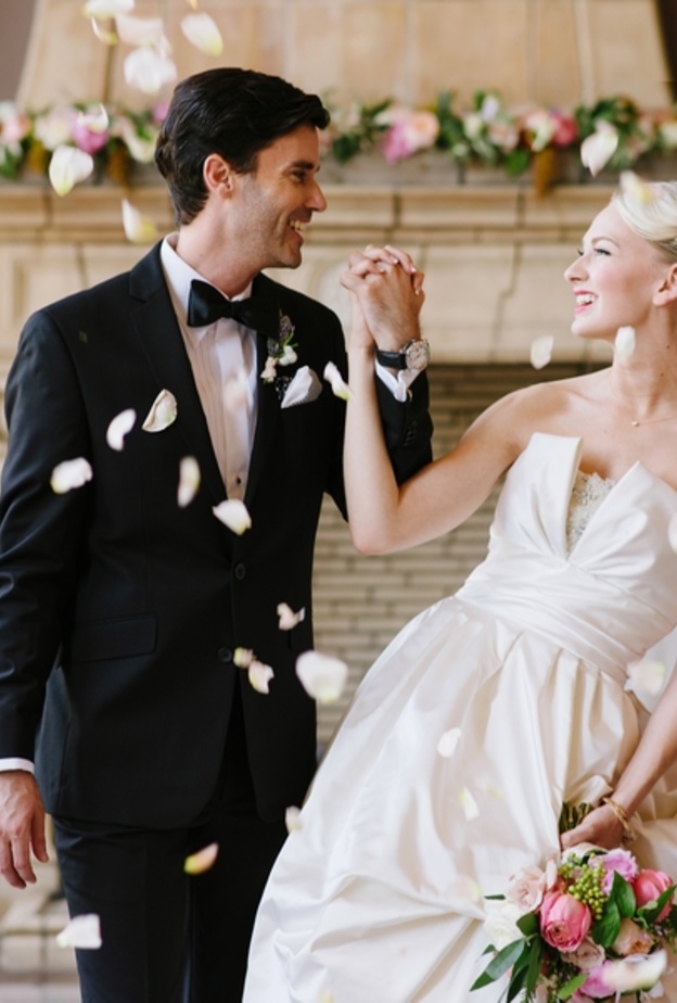 تأكد من البدلة والحذاء والاكسسوارت قبل يوم الزفاف