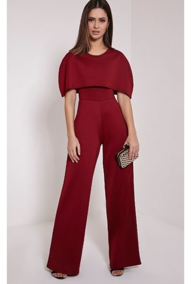 تألقي بتصميم جمبسوت باللون الأحمر الداكن في حفل خطوبتك