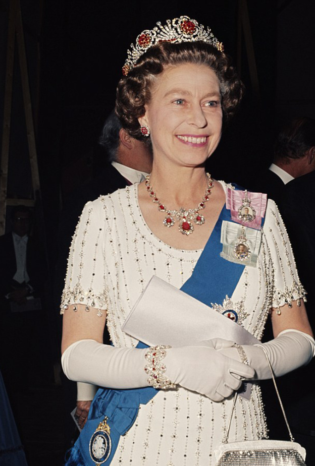 تاج الملكة اليزابيث الذي اختارت تصميمه بنفسها