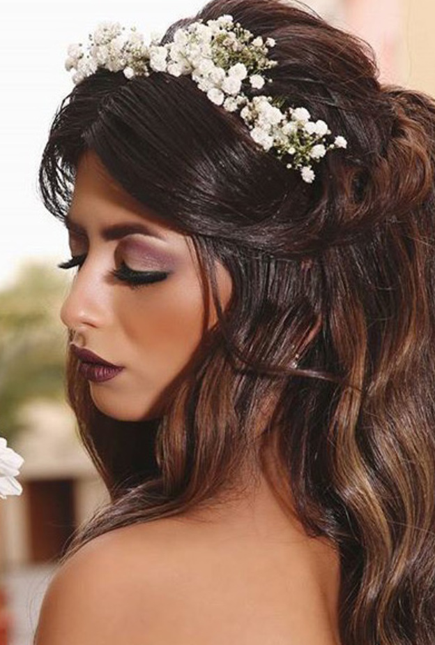 تسريحة كلاسيكية تبرز جمال طرحتك 