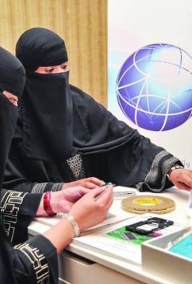 تاسيس 10 مجمعات اتصالات نسائية