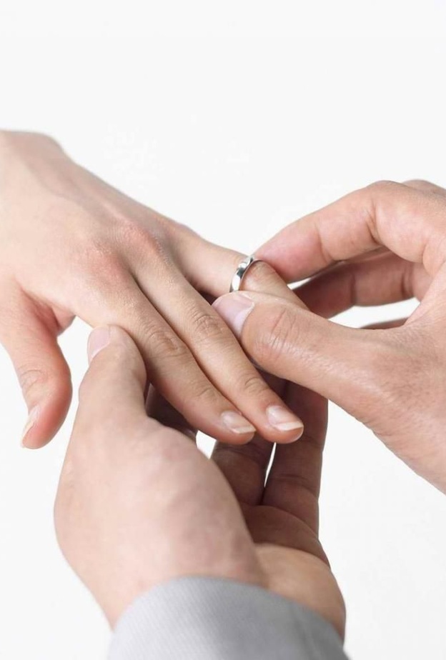 تالقي بيد بيضاء ونقية يوم زفافك