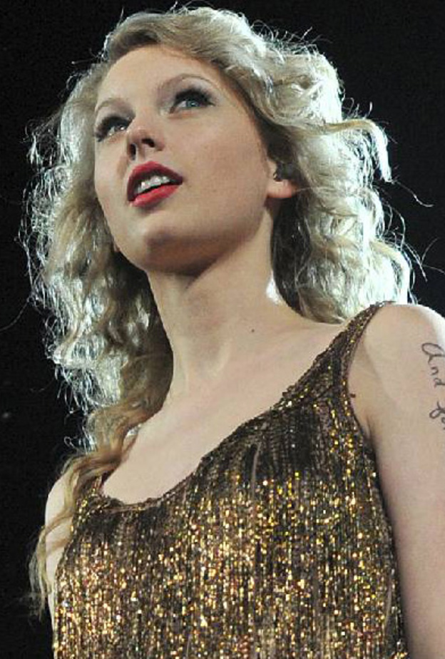 تشاركهم الغناء