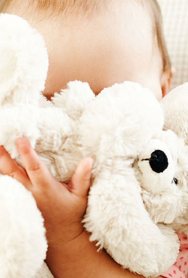 تبدأ صفات الخجل لدى الطفل مبكرا و حينها يمكن تمرينه على تجاوزها