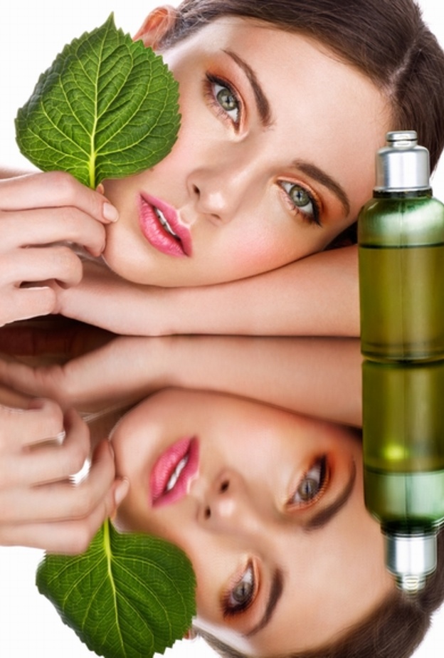 زيت جوز الهند يساعد على تلاشي البقع السوداء