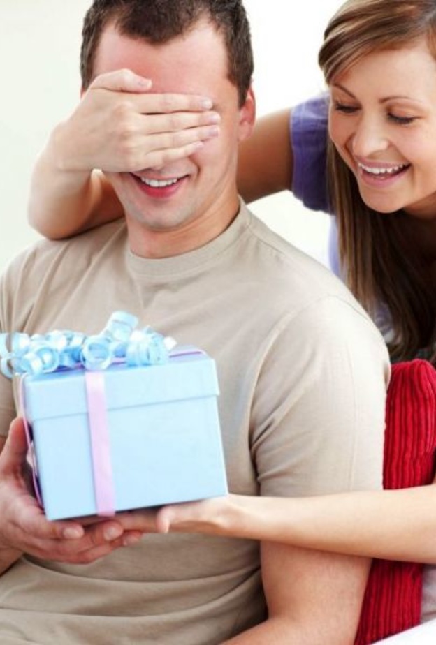 تجهد العروس لمفاجأة عريسها بهدية تعجبه في عيد ميلاده