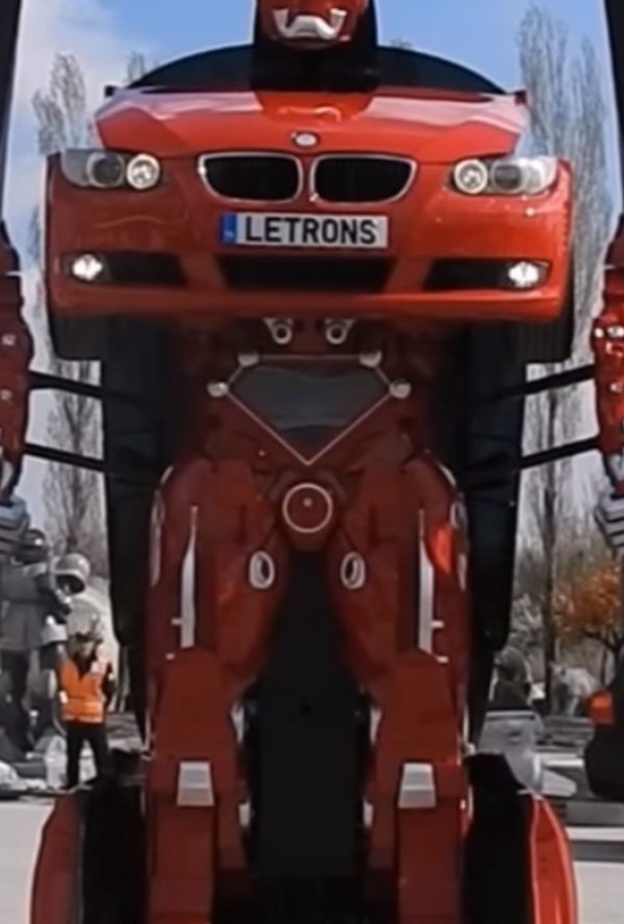 تحويل سيارة BMW  إلى روبوت ترانسفورمر