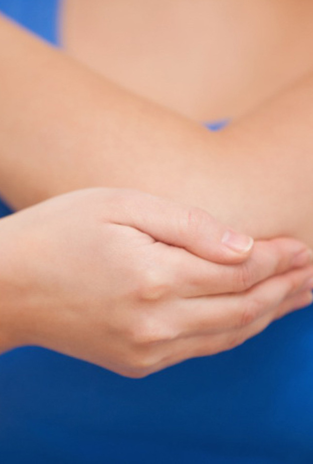 تخلصي من سواد المفاصل بالعناية و الترطيب و التقشير 