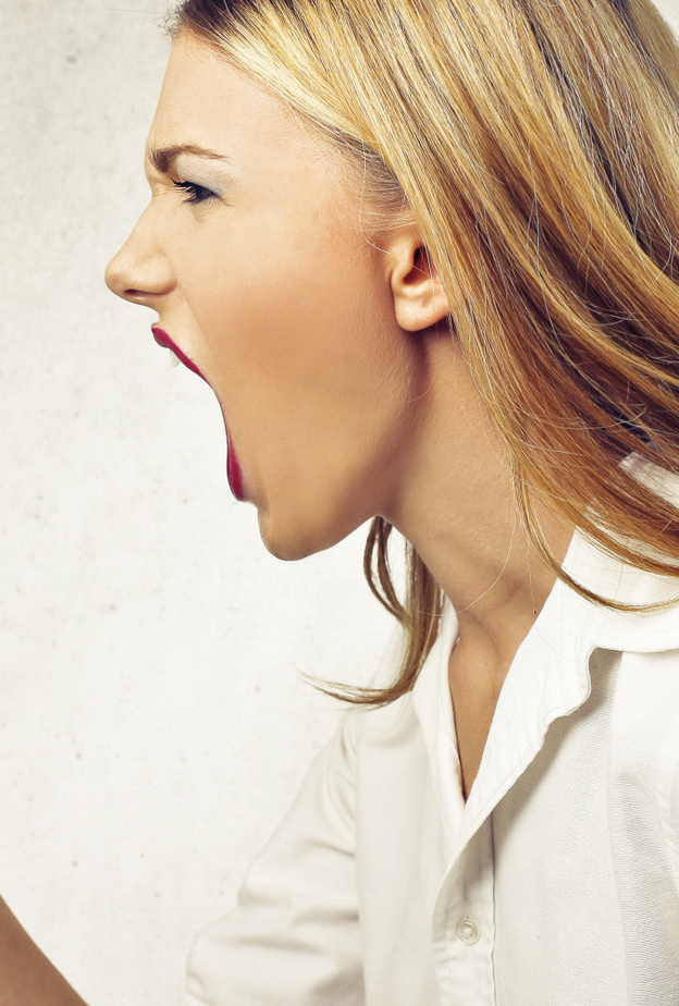 تخيلي نفسك أنك تخاطبين عريسك بهذه العصبية.. كيف ستكون ردة فعله؟