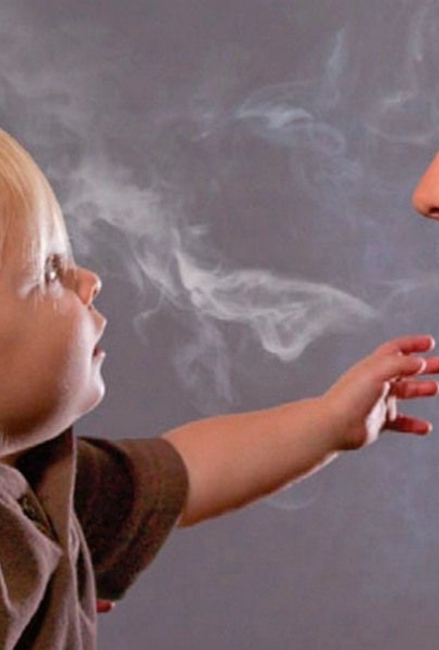 تدخينك .. هكذا يؤذي أطفالك من دون قصد