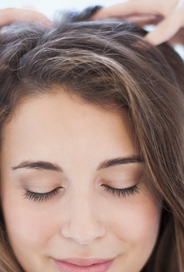 تدليك فروة الرأس يوميا بزيت مناسب 