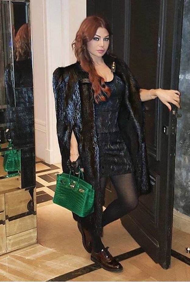 ترتدي قميص من بيرشكا