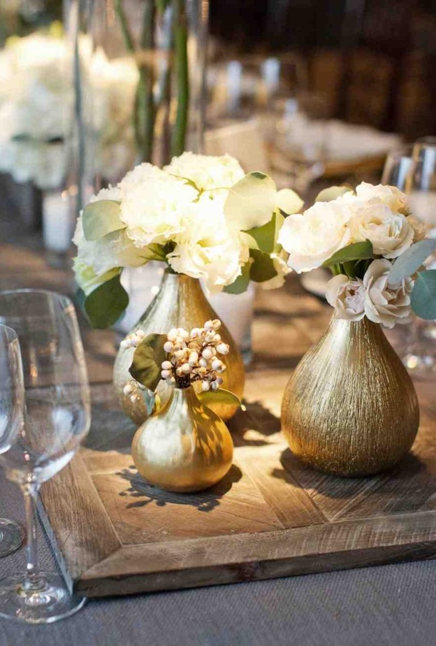 تزيين طاولات العرس بأكسسوارات برونزية مع الورود