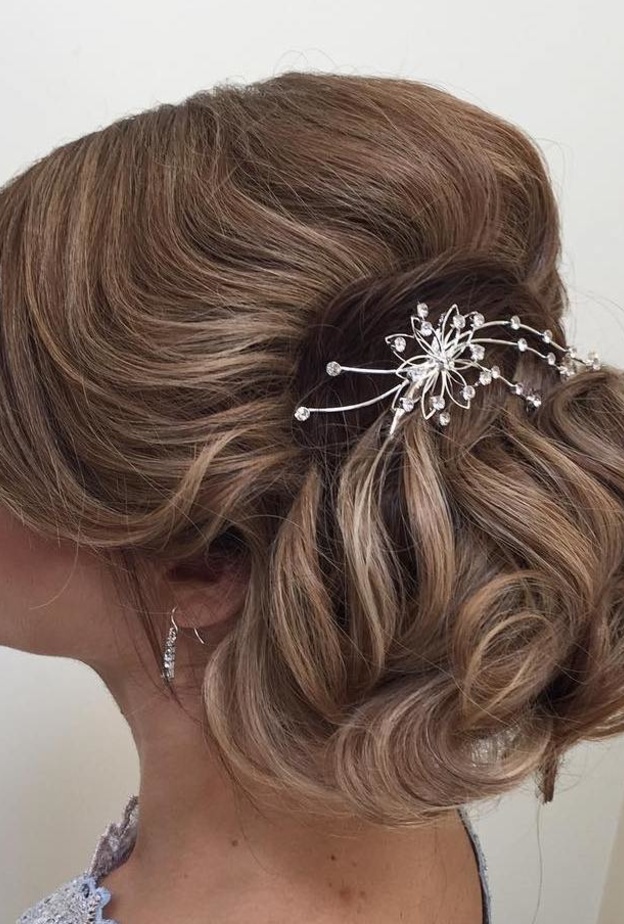 تسريحات ام العروس مع اكسسورات مميزة